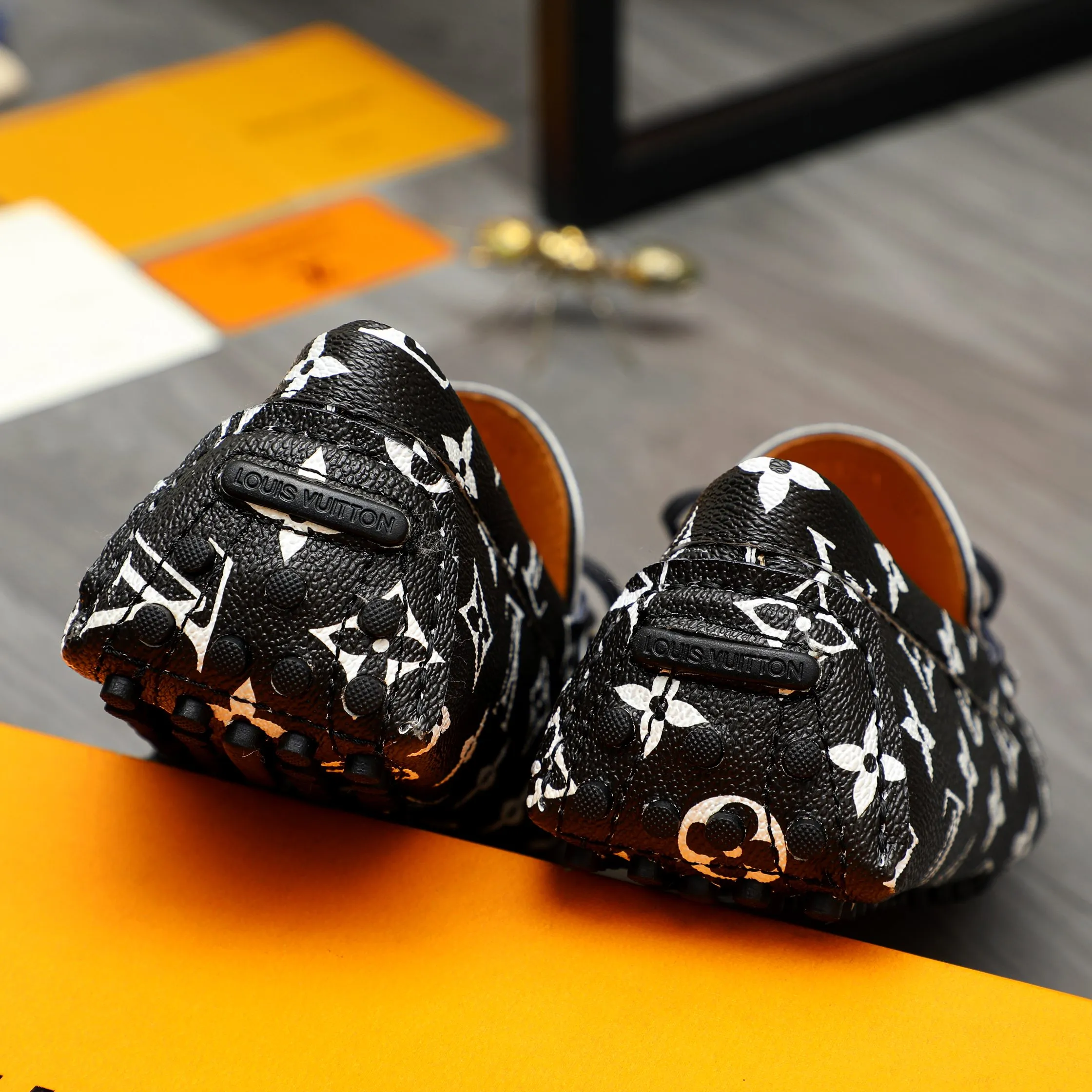 Men's shoes💰380 Product trademark: LV "Louis Vuitton" casual beanie shoes Regular size: 38-45 (45 is custom-made and non-returnable) Product materials: Selected printed cowhide upper, pigskin lining, rubber bean outsole